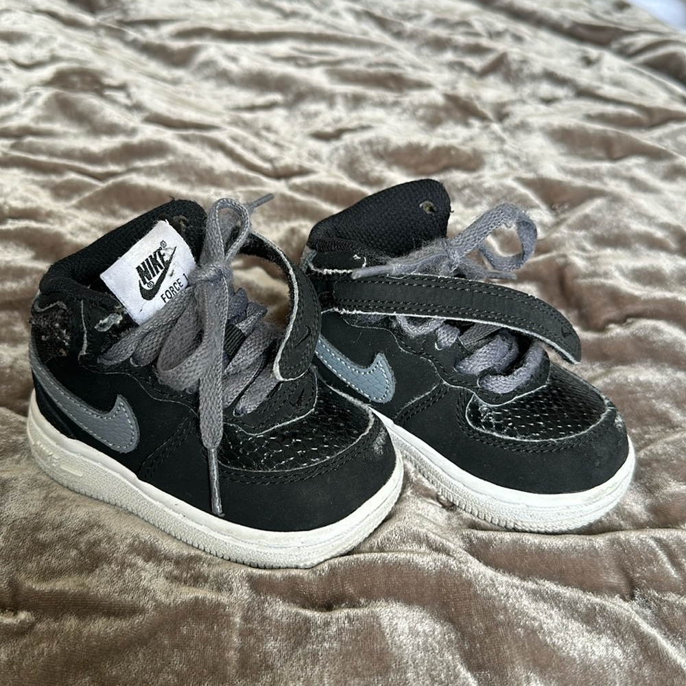 Black Nike Force 1